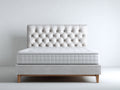 Doppelbett - Gepolstertes Bett in Beige mit Holzbeinen 210 x 180 x 115 cm - Modernes Schlafzimmerbett mit Knopfheftung