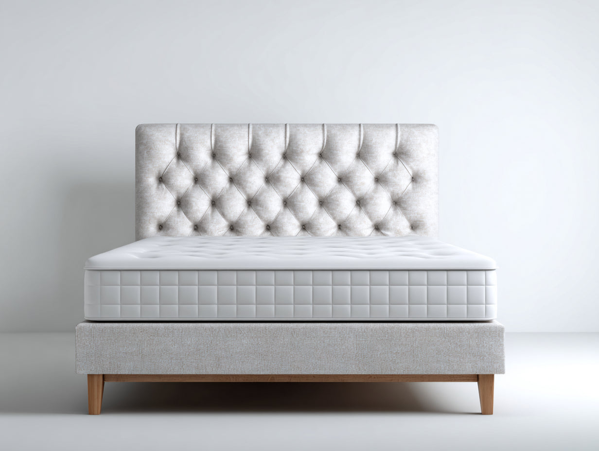 Doppelbett - Gepolstertes Bett in Beige mit Holzbeinen 210 x 180 x 115 cm - Modernes Schlafzimmerbett mit Knopfheftung